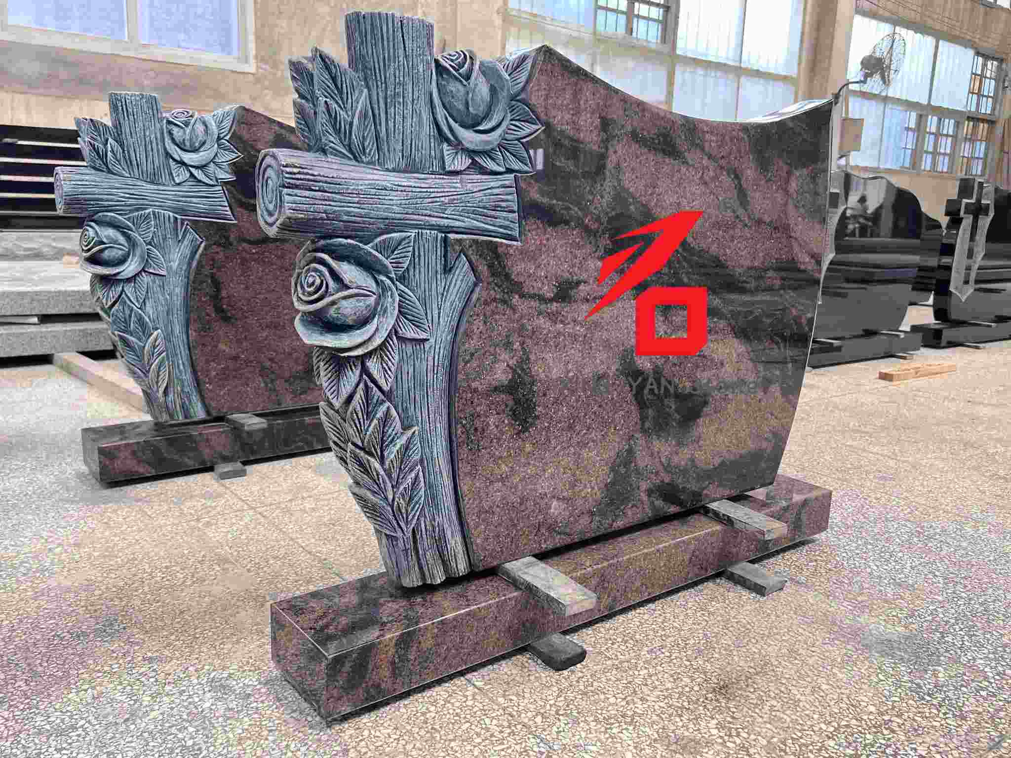 سنگ قبر یادبود رز و صلیب