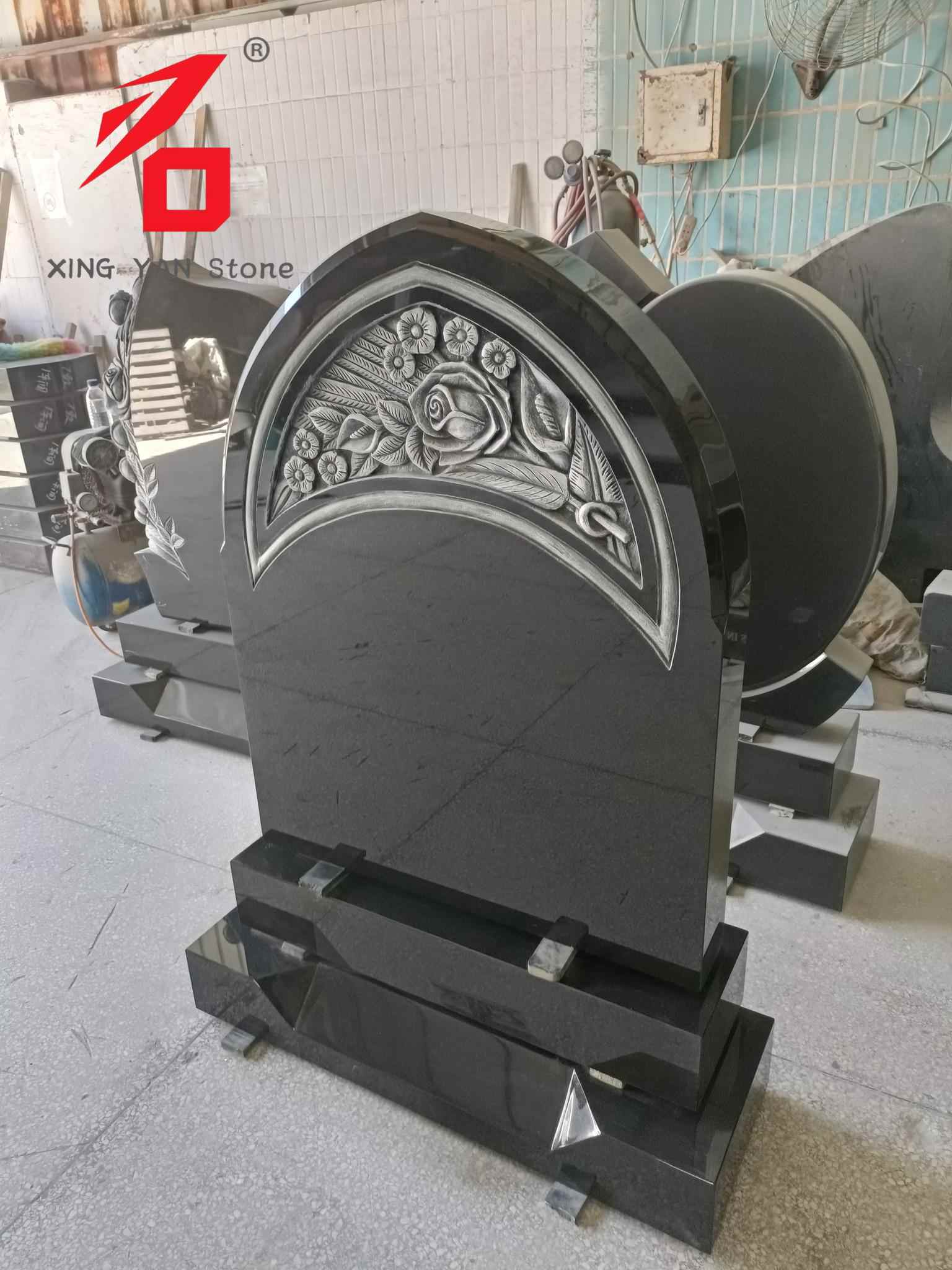 سنگ قبر حکاکی شده با رز، سنگ قبر قوسی گرانیت سیاه